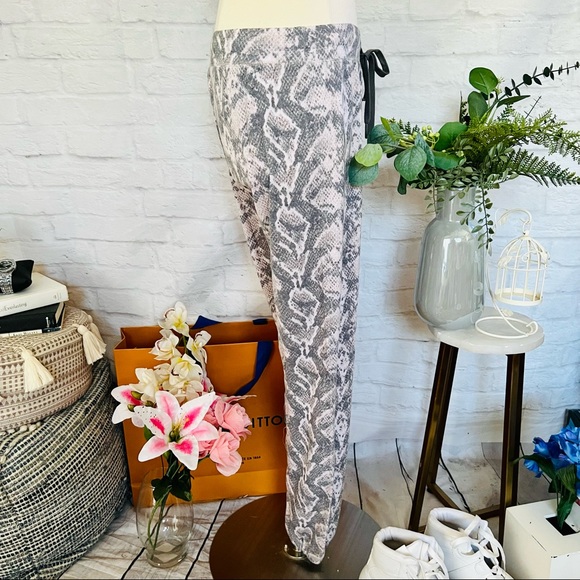 Snake Print Lounge Set - Picture 10 of 11